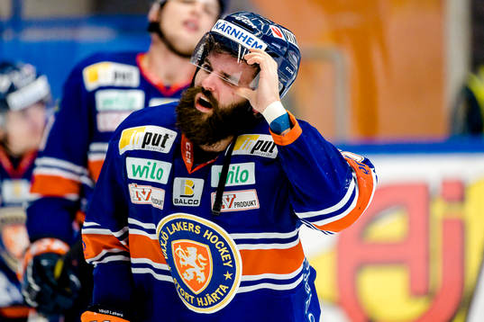 Växjös Linus Fröberg grinar illa
