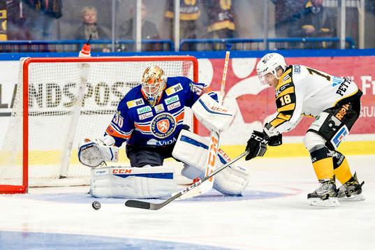 Skellefteås Pontus Petterström oroar framför Växjös