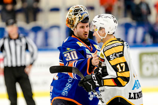 Växjös målvakt Joacim Eriksson kramar Skellefteås Pär