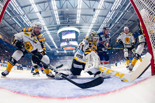 Skellefteås målvakt Joni Ortio och Johan Alm när