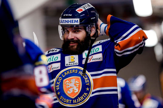 Växjös Linus Fröberg skrattar före ishockeymatchen i