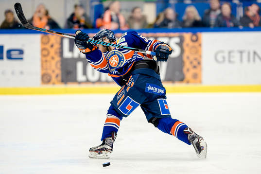 Växjös Nick Bailen missar pucken vid ett skott