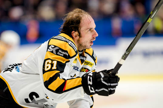Skellefteås Fredrik Lindgren utan hjälm