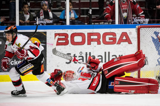 Örebros målvakt Julius Hudacek på fall