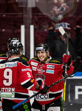 Malmö Redhawks Konstantin Komarek mot Frederik Storm jublar