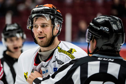 Örebros Alexander Hellström är inte nöjd med domarna