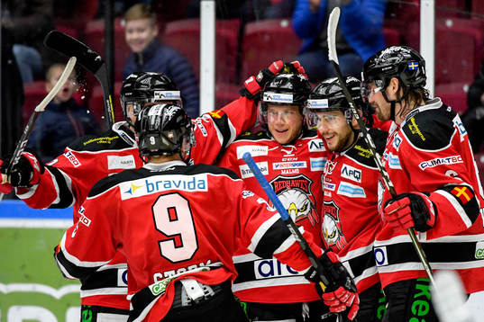 Malmö Redhawks Erik Forssell jublar med lagkamrater
