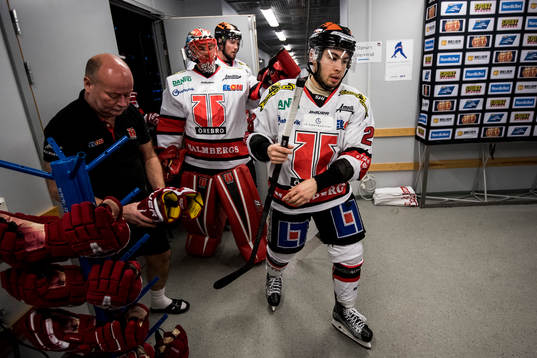 Örebros målvakt Julius Hudacek och Greg Squires deppar