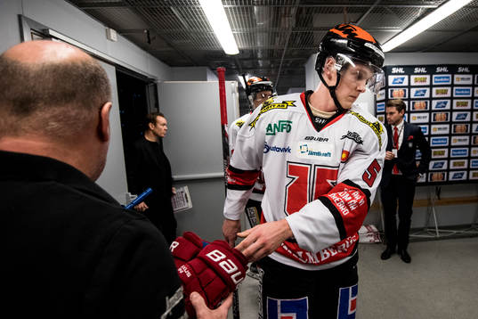 Örebros Gustav Backström deppar när han lämnar isen i
