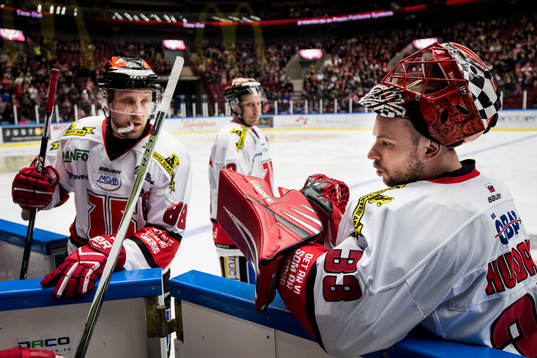 Örebros Viktor Ekblom och målvakt Julius Hudacek deppar