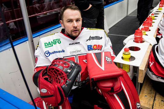 Örebros målvakt Julius Hudacek utbytt