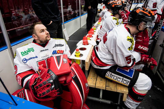 Örebros målvakt Julius Hudacek utbytt