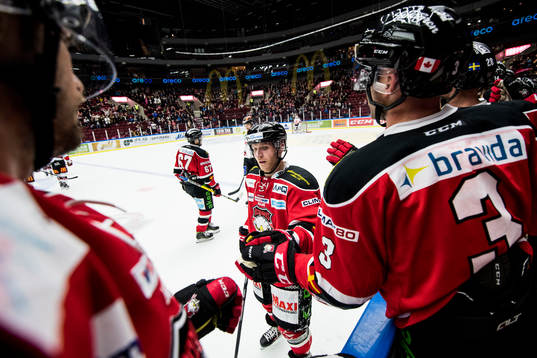 Malmö Redhawks Frederik Storm jublar med båset