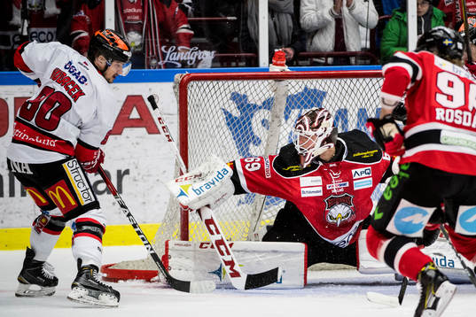 Malmö Redhawks målvakt Oscar Alsenfelt gör en räddning