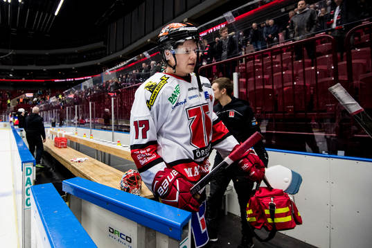 Örebros Daniel Viksten deppar när han lämnar isen
