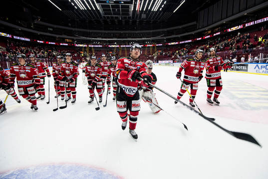 Malmö Redhawks spelare med Nicklas Jadeland (m) jublar