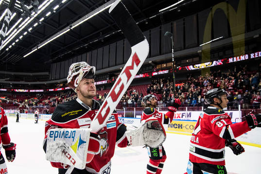 Malmö Redhawks målvakt Oscar Alsenfelt jublar