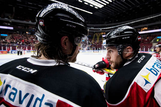 Malmö Redhawks Konstantin Komarek och Stefan Warg i samtal