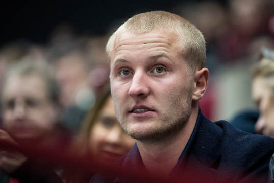 Fotbollsspelaren Franz Brorsson på läktaren