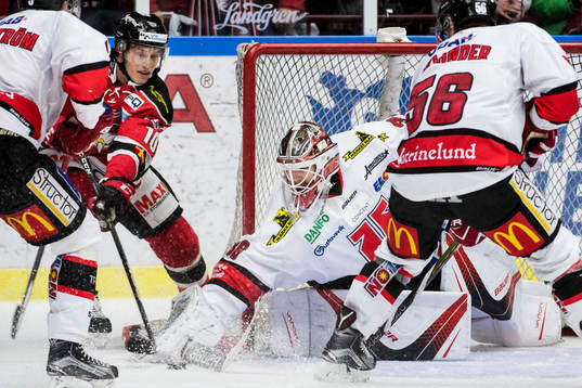Malmö Redhawks Robin Alvarez oroar vid Örebros målvakt