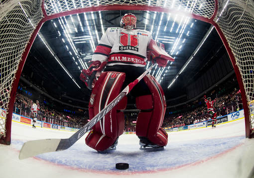 Örebros målvakt Julius Hudacek deppar