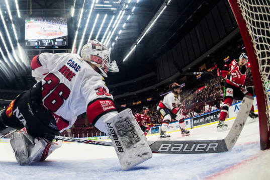 Malmö Redhawks Nicklas Jadeland (th) skjuter mot Örebros