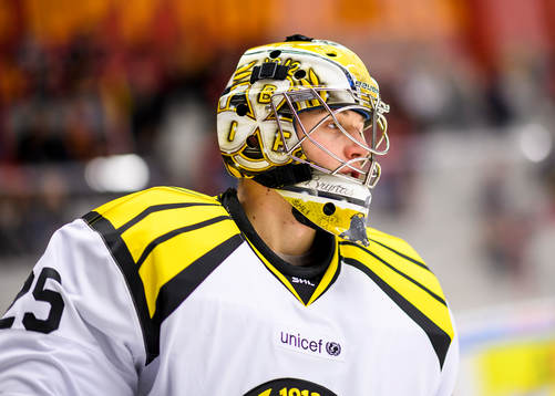 Brynäs målvakt Jonas Johansson på uppvärmningen