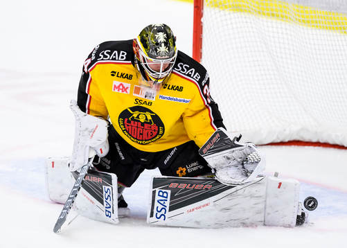 Luleås målvakt Joel Lassinatti räddar ett skott