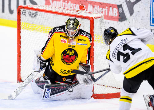 Brynäs Jonathan Granström provar skott mot Luleås