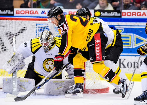 Luleås Johan Harju bryter in framför Brynäs målvakt