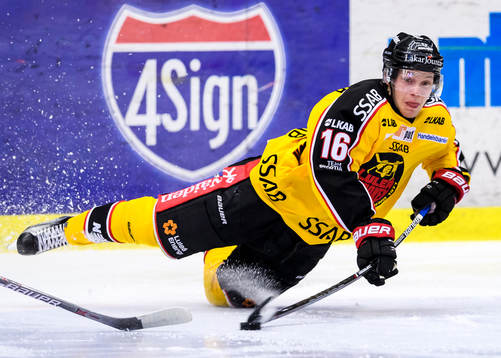 Luleås Einar Emanuelsson med pucken