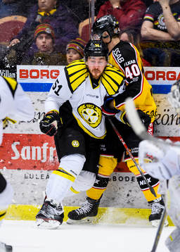 Brynäs Marc Zanetti tacklar Luleås Kael Mouillierat