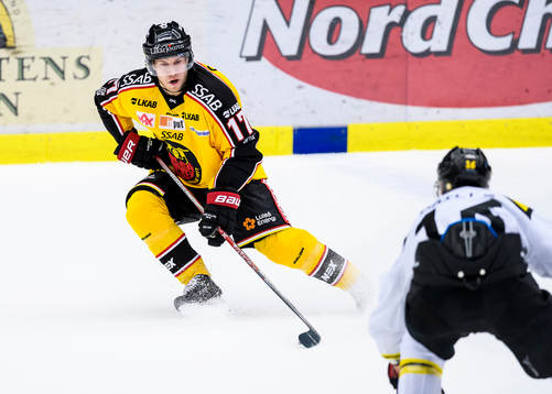 Luleås Andreas Falk med pucken