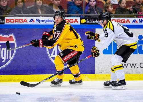 Luleås Andreas Falk jagas av Brynäs Jonathan Pudas
