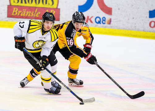Brynäs Pathrik Westerholm med pucken jagas av Luleås