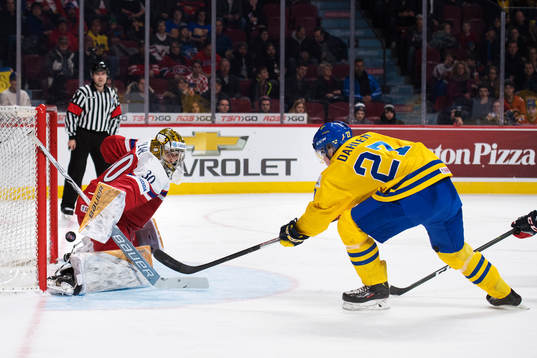 Sveriges Jonathan Dahlén skjuter in 2-0 bakom Tjeckiens