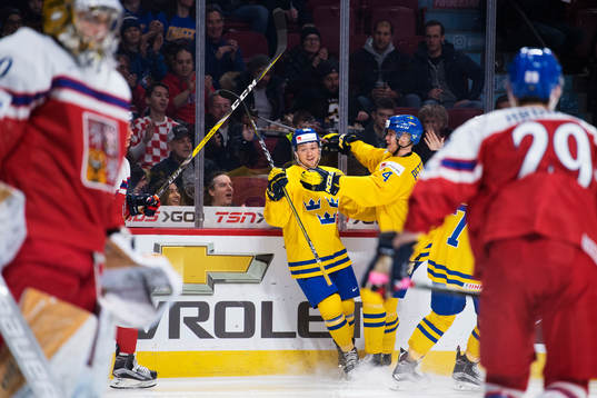 Sveriges Rasmus Asplund och Elias Pettersson jublar
