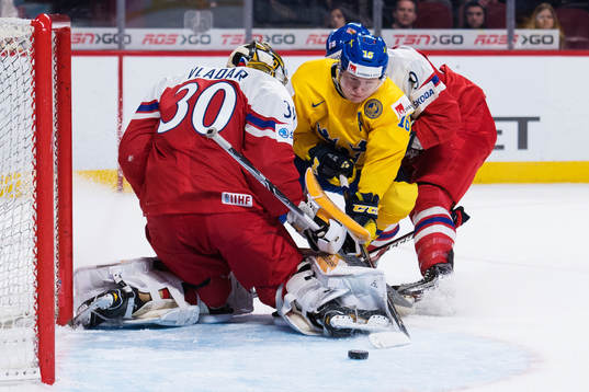 Sveriges Carl Grundström tar sig mellan Tjeckiens målvakt