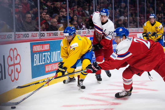 Sveriges Oliver Kylington kämpar om pucken mot Tjeckiens