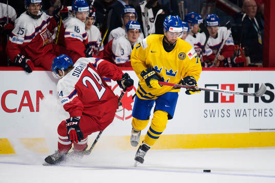 Tjeckiens Filip Suchy blir fintad av Sveriges Oliver