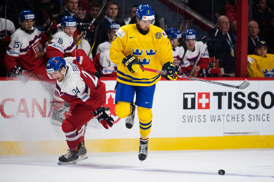 Tjeckiens Filip Suchy blir fintad av Sveriges Oliver