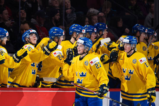 Sveriges Jonathan Dahlén jublar med lagkamrater