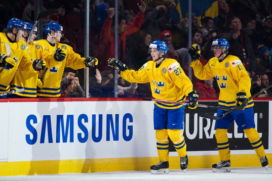 Sveriges Jonathan Dahlén jublar med lagkamrater