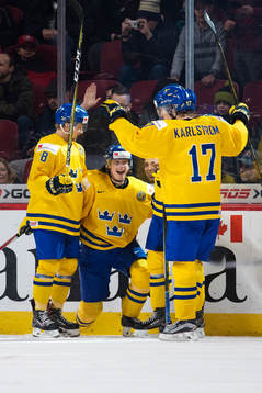 Sveriges Jonathan Dahlén (mitten) jublar med lagkamrater