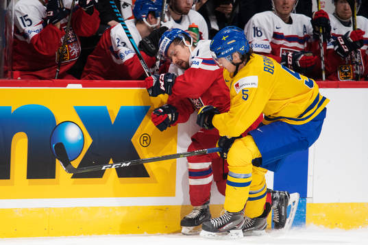 Tjeckiens Radek Koblizek blir tacklad av Sveriges David