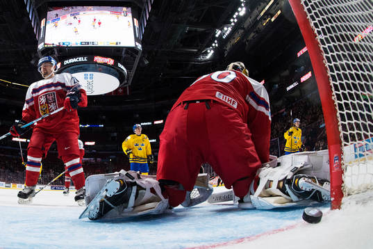 Tjeckiens Radek Koblizek och målvakt Daniel Vladar deppar