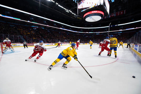 Sveriges Alexander Nylander jagar pucken