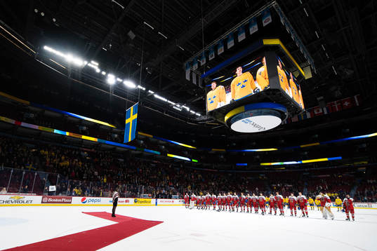 Sveriges flagga hissas när nationalsången spelas