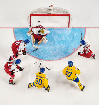 Sveriges Jonathan Dahlén (nr 27) gör 5-0 bakom Tjeckiens
