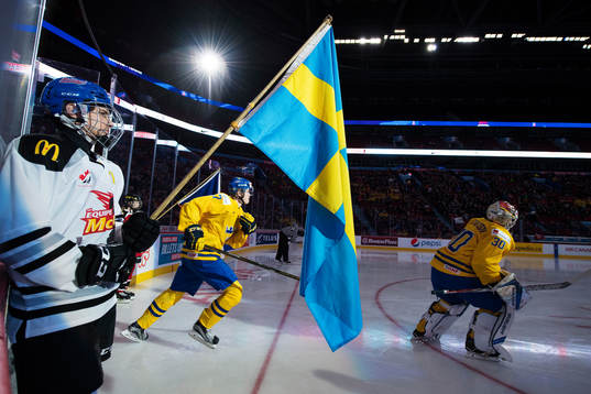 Sveriges Fredrik Karlström och målvakt Filip Gustavsson